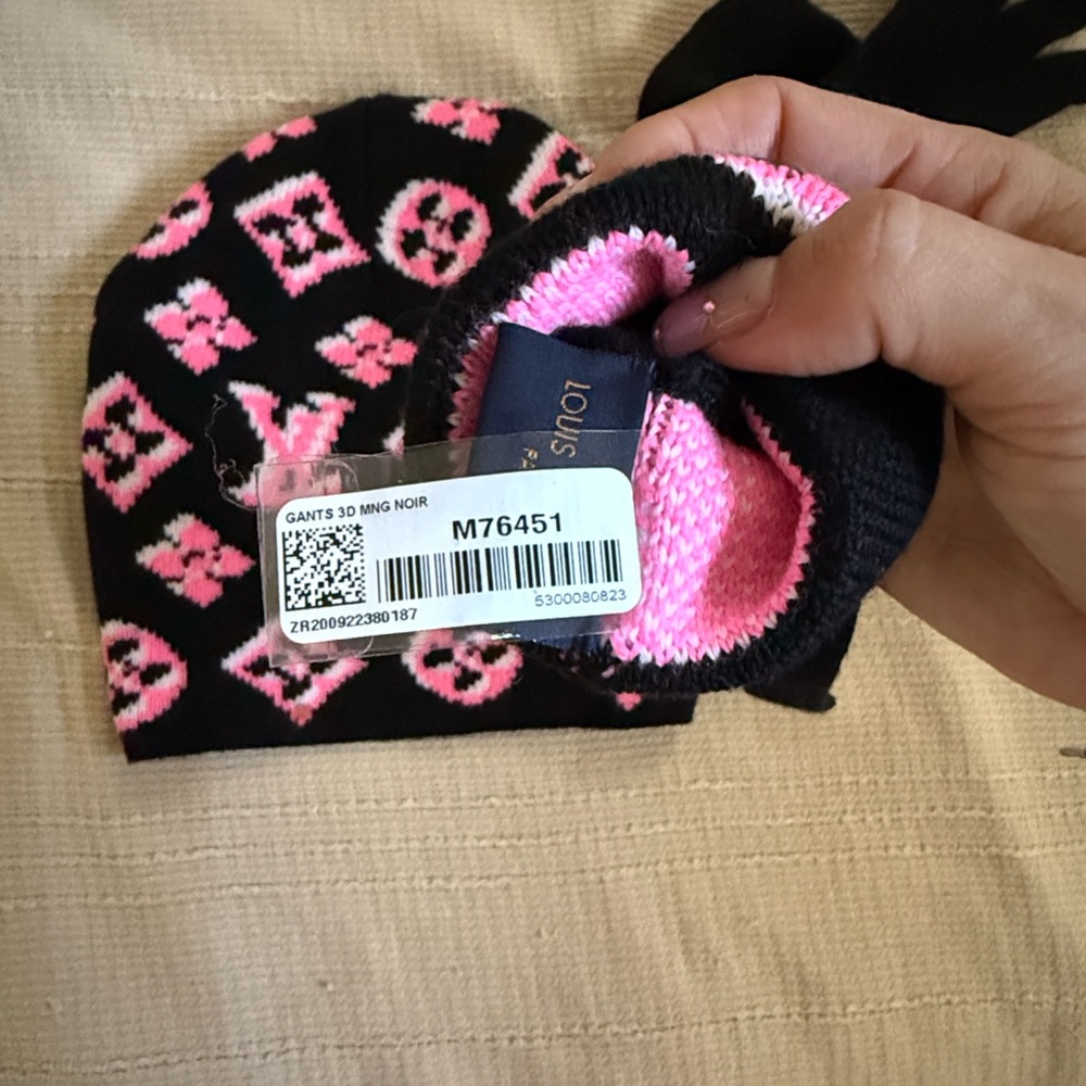 Louis Vuitton Black and Pink “3D” Monogram Beanie and matching Gloves - Picture 7 of 8
